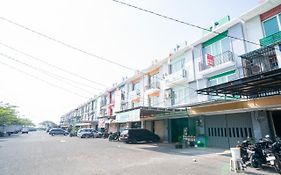 RedDoorz @ Aralia Harapan Indah